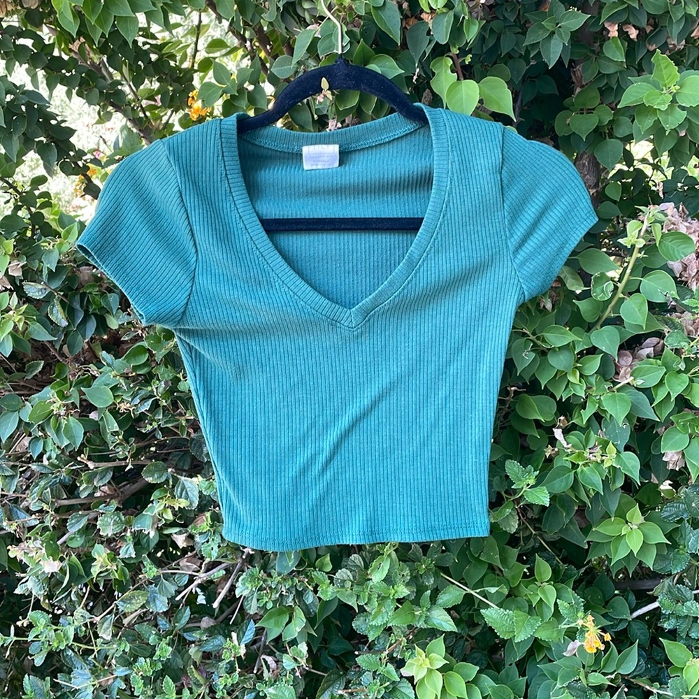 TILLYS cropped ribbed top!